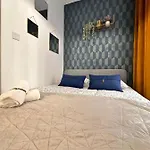 Hill Apartment *